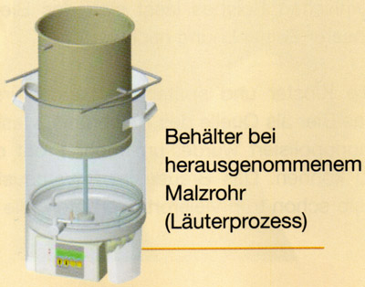 Braumeister bei herausgenommenem Malzrohr beim L�uterprozess
